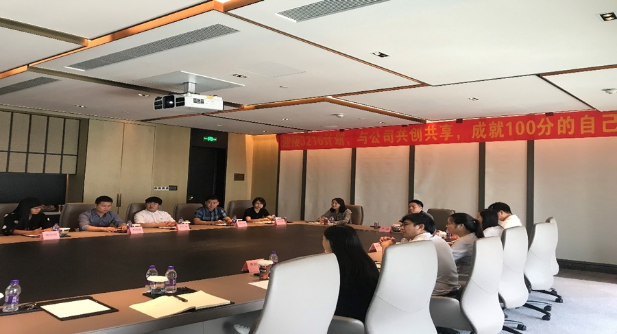 會(huì)上，劉宗棠董事長(zhǎng)對(duì)戰(zhàn)略顧問(wèn)團(tuán)隊(duì)表示歡迎，對(duì)公司業(yè)務(wù)精英代表的付出表示肯定與感謝