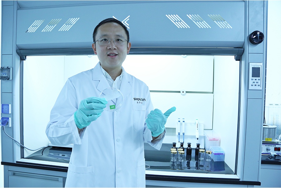 唐教授參觀了首信的CNAS實驗室